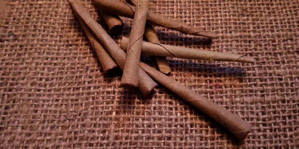 印度传统的Bidi 用干叶制成 香烟放在褐色背包垫的背景上 香烟包 香烟的特写 — 图库照片