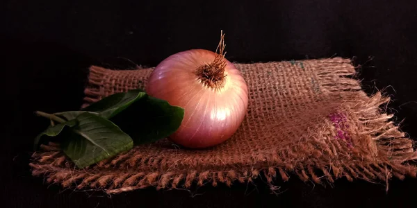 Färsk Brun Enda Lök Säck Matta Yta Som Isolerad Svart — Stockfoto