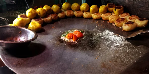 Makanan Jalanan India Allo Chat Making Huge Iron Tawa Snack — Stok Foto