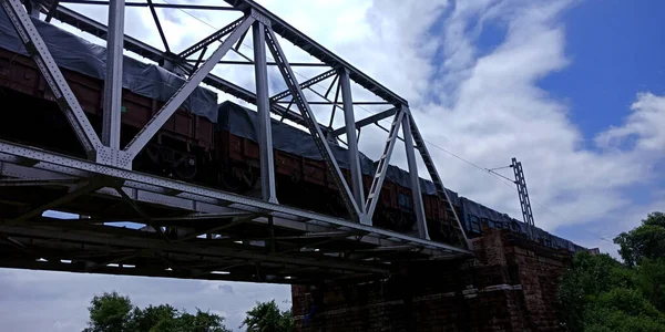 Train Marchandises Ferroviaires Cours Sur Construction Ponts Acier Rivière Fond — Photo