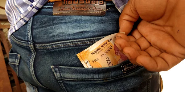男手ピッキングインディアン通貨ノートからジーンズパンツバックポケット — ストック写真