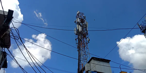 Mobilní Web Mobilní Věž Modrém Pozadí Oblohy — Stock fotografie