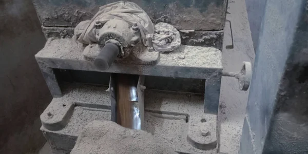 Pirinç değirmenine maruz kalmış eski paslı bir alet..