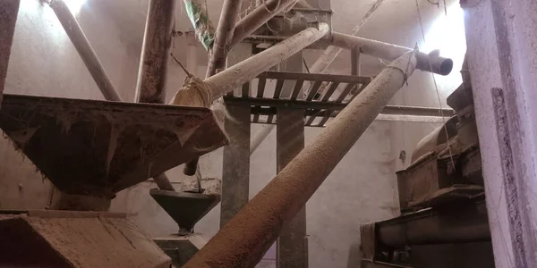 ほこりの多い背景にさらされる古い錆びた米工場機械のパイプ供給ツール — ストック写真