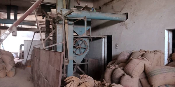 Paslı arka plana maruz bırakılmış eski bir pirinç değirmeni tekerlek kemeri makinesi..