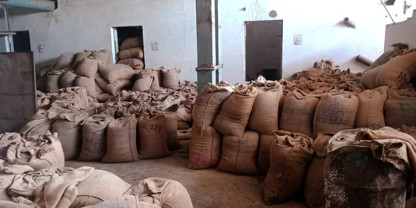 Paslı arka plana bırakılmış eski pirinç çuvalları..