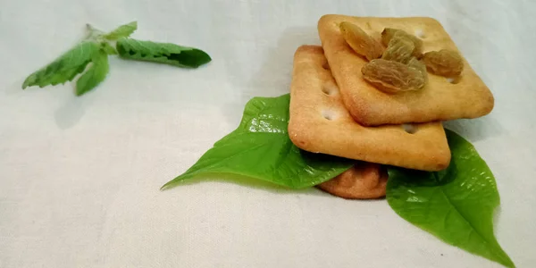 Зеленые Блестящие Натуральные Листья Хрустящее Печенье Raisins Легком Заднем Плане — стоковое фото
