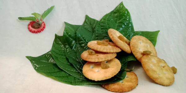 Зеленые Блестящие Натуральные Листья Вкусное Печенье Raisins Легком Заднем Плане — стоковое фото
