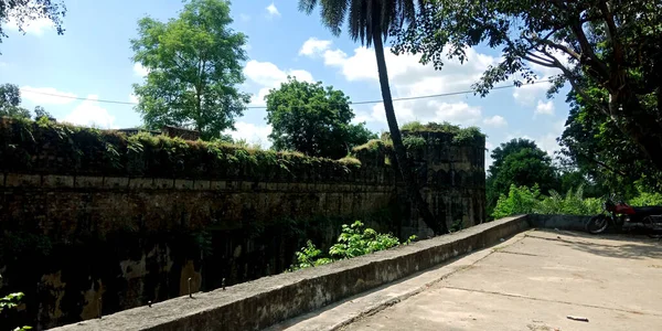 インド観光名所王国建築 緑の森の中の緑の砦の壁古代のスタイル — ストック写真