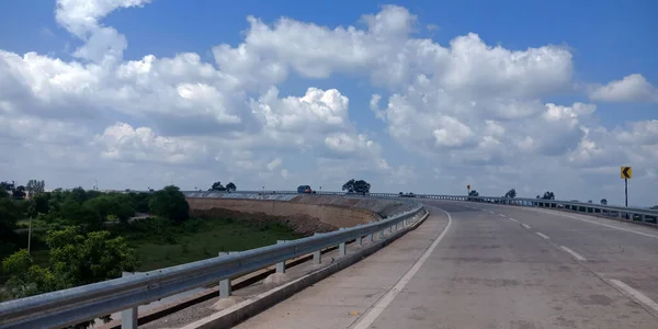 Індійська Транспортна Дорога Повертає Синє Небо — стокове фото