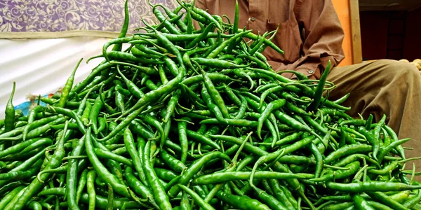 Chiles Verdes Frescos Aislados Con Agricultura Mixta Producen Agricultores Antecedentes — Foto de Stock