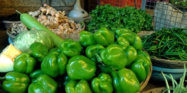 Taze yeşil capsicum karışık tarım ile izole çiftçi pazarı arka planı üretir.