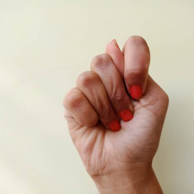 İşaret dili, beyaz arka planda izole edilmiş kadın eliyle Amerikan işaret dili alfabesi T 'nin kolajı..