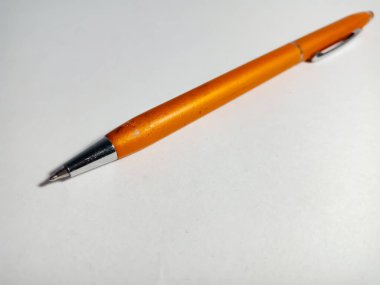 Turuncu renkli kalem pazarlama ve markalaştırma amaçlı arka plan için beyaz arkaplanda izole edildi.