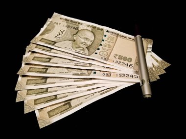 Hindistan para birimi. 500 rupi. Finansal pazarlama amacıyla siyah arka planda izole edilmiş kalemle..