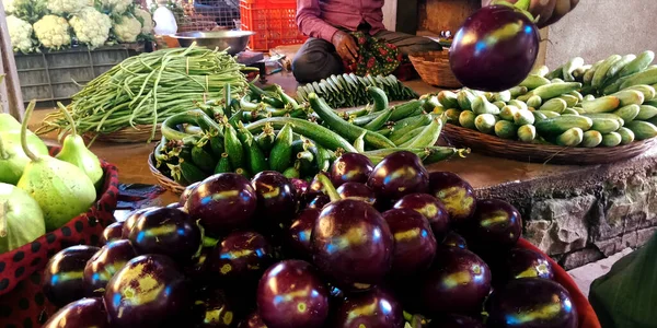 Aislamiento Berenjena Negra Fresca Con Agricultura Mixta Produce Agricultores Antecedentes — Foto de Stock