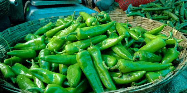 Chiles Verdes Frescos Aislados Con Agricultura Mixta Producen Agricultores Antecedentes — Foto de Stock