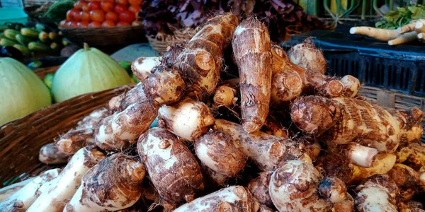 鲜褐色甜菜根分离与混合农业生产农民市场背景 — 图库照片