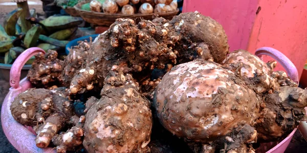 混合农业生产的新鲜褐色根茎甜菜分离农民市场背景 — 图库照片