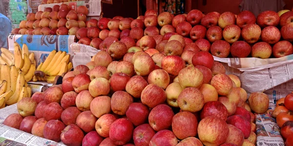 Aislamiento Manzana Roja Fresca Con Agricultura Mixta Produce Agricultores Antecedentes — Foto de Stock