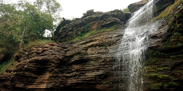 Tropischer Schöner Wasserfall Mit Langen Fallfällen Und Einem Kleinen Kristallklaren — Stockfoto