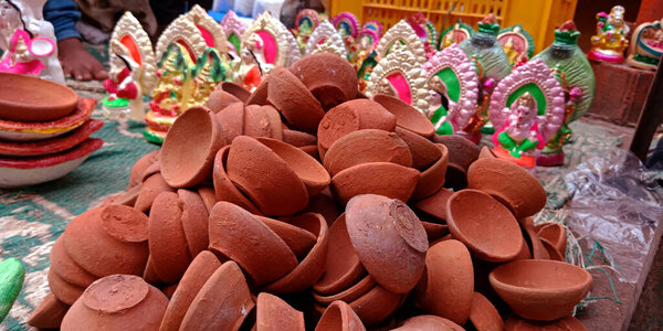 Дия ручной работы презентована для Пуджи Дивали на рынке.
