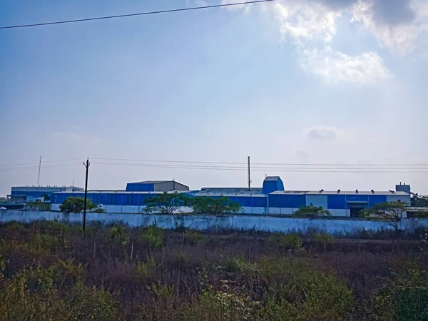 美しい青空を背景にした工業地帯の景色 — ストック写真