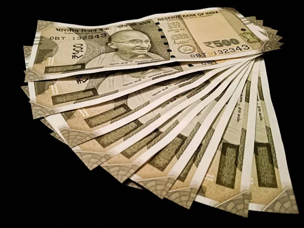 インド通貨は 金融マーケティング目的のために黒の背景に隔離された複数の500ルピーノート — ストック写真