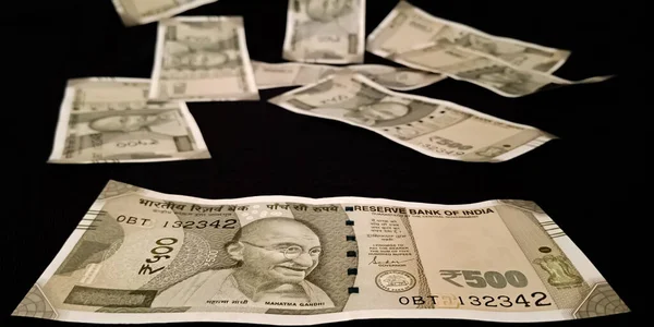 インド通貨500ルピー金融マーケティング目的のために黒の背景に隔離されたノート — ストック写真
