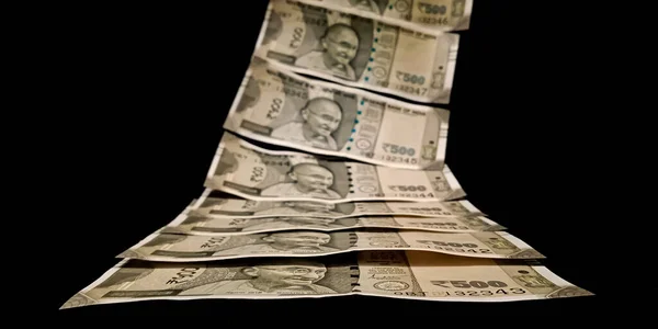 インド通貨500ルピーは 金融マーケティング目的のために黒の背景に隔離された昇順スタイルに注意 — ストック写真
