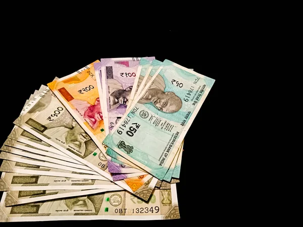 Hint para birimi beş, iki, bir, elli beş 500, 200, 100, 50 rupi kara fon üzerine izole edilmiş finansal pazarlama amacıyla.
