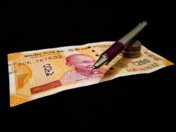 インド通貨200ルピー金融マーケティング目的のために黒の背景に隔離されたノート — ストック写真