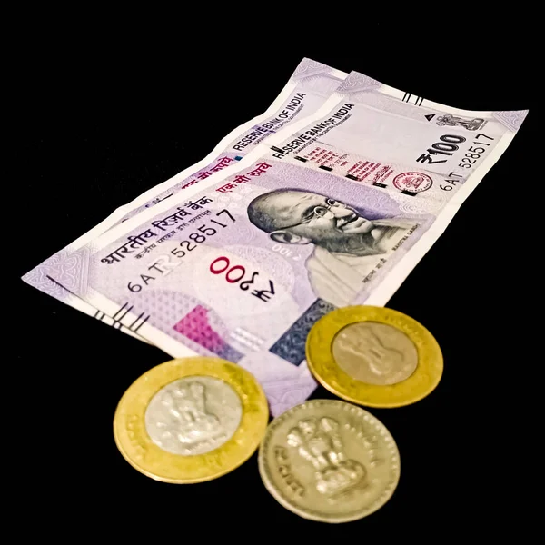 インド通貨500ルピー紙幣3 10ルピー硬貨は 金融マーケティング目的のために黒の背景に隔離 — ストック写真