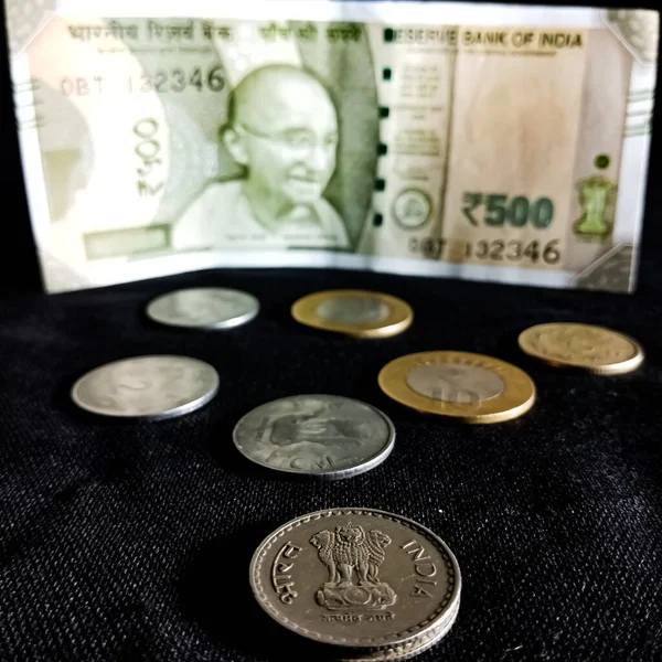 インド通貨金融マーケティング目的のために黒の背景に隔離された焦点に5ルピーのコイン — ストック写真