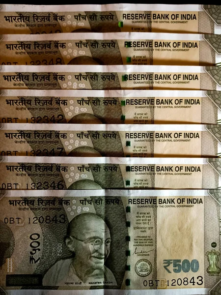 500ルピーのインド通貨セットは 金融マーケティング目的のために黒の背景に隔離されたノート — ストック写真