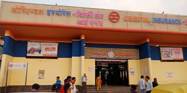 CITY DELHI, INDIA - 25 HAZİRAN 2020: Doğu Sigortası Dilli Haat ina Metro İstasyonu.