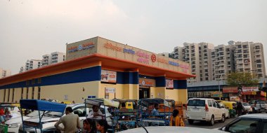 CITY DELHI, INDIA - 25 HAZİRAN 2020: Doğu Sigortası Dilli Haat ina Metro İstasyonu.