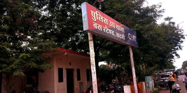 DISTRICT KATNI, INDIA - 22 Temmuz 2019: Hint Polis İstasyonu Otobüs durak noktası Gökyüzü arka planında bina manzarası.