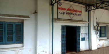 DISTRICT KATNI, INDIA - 16 Temmuz 2019: Madhya pradesh elektrik kurulu Gökyüzü arka planında manzara.