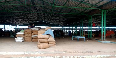 DISTRICT KATNI, INDIA - 22 Temmuz 2019: Tarım ürünleri pazar deposu görünümü.