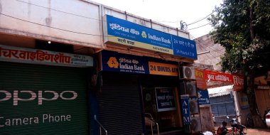 DISTRICT KATNI, INDIA - 28 Temmuz 2019: Union Bank Building view on road side sky background.