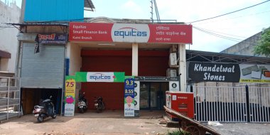 DISTRICT KATNI, INDIA - 28 Temmuz 2019: Equitas Küçük Finans Bankası Bina görünümü.