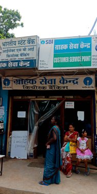 DISTRICT KATNI, INDIA - 28 Temmuz 2019: Hindistan kiosk hizmet merkezi kamu bankası yol kenarı arka plan manzaralı.