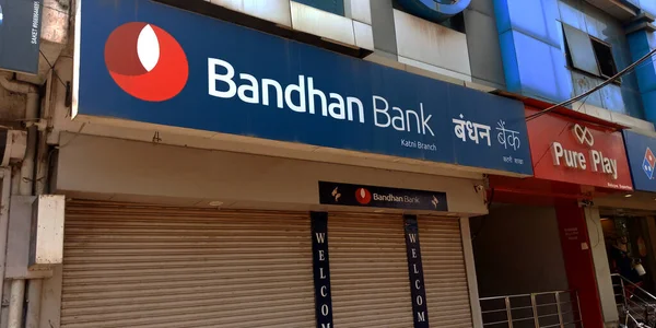 DISTRICT KATNI, INDIA - 28 Temmuz 2019: Bandhan Bank Building view on road side sky background.