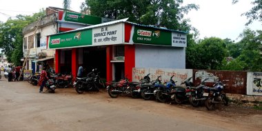 DISTRICT KATNI, INDIA - 28 Temmuz 2019: Castrol hizmet merkezi Gökyüzü arka planında bina görünümü.