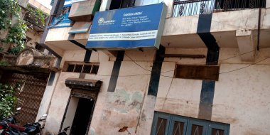 DISTRICT KATNI, INDIA - 29 Temmuz 2019: Sahara Hindistan Bankası Gökyüzü arka planında bina manzarası.