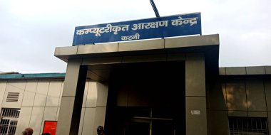 DISTRICT KATNI, INDIA - 29 Temmuz 2019: yol kenarındaki gökyüzü arka planındaki bina görüntüsü.