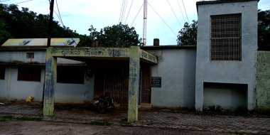 DISTRICT KATNI, INDIA - HAZİRAN 01, 2019: Hintli Çiftçiler dinlenme evi önü gökyüzü arka planı manzaralı.