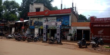DISTRICT KATNI, INDIA - HAZİRAN 01, 2019: Honda motosiklet servis merkezi Gökyüzü arka planındaki bina manzarası.