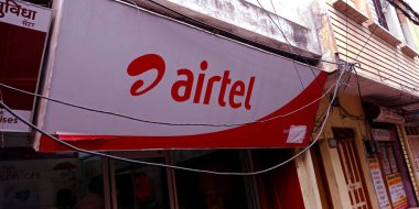 DISTRICT KATNI, INDIA - AĞUSTOS 05, 2019: Havaalanı servis merkezi Gökyüzü arka planındaki bina manzarası.